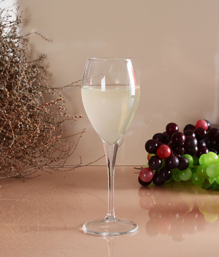 Paşabahçe Monte Carlo small stemmed glass containing a light drink