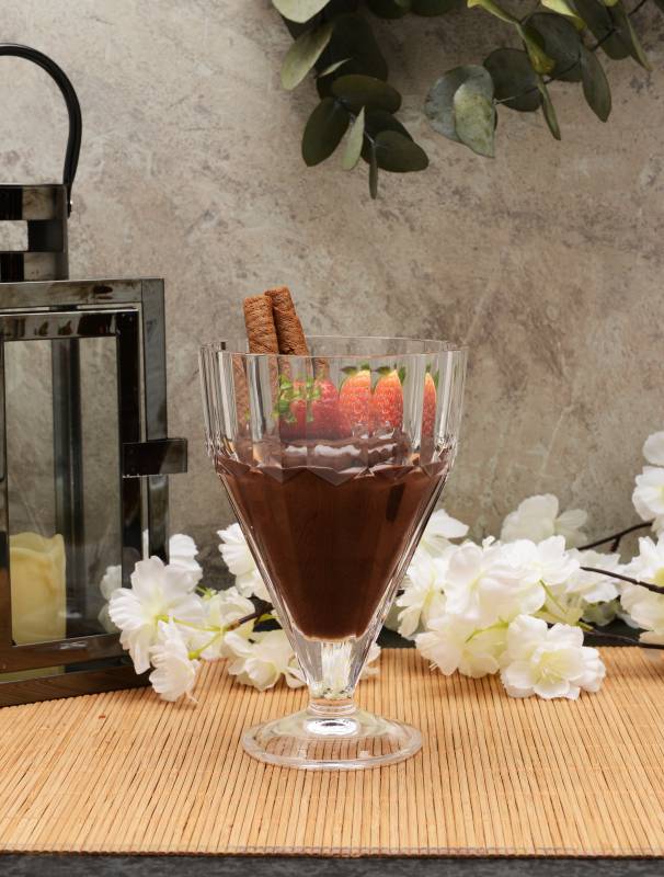 Paşabahçe Pleats footed bowl with chocolate dessert