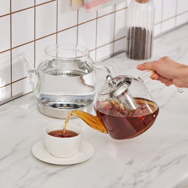 Pouring tea from the Karaca Panora upper teapot
