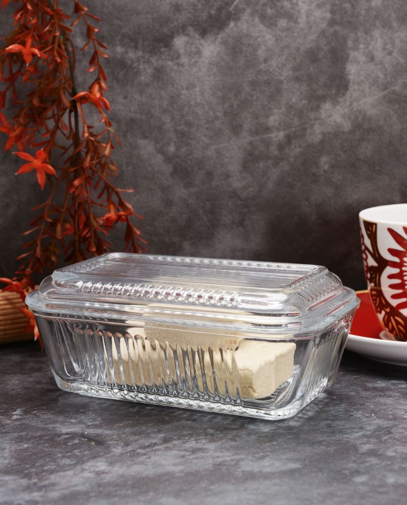 Paşabahçe Frigo rectangular covered container on a table